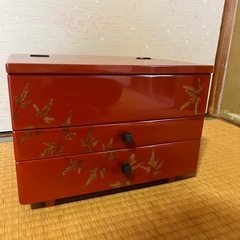漆塗りの裁縫箱の画像