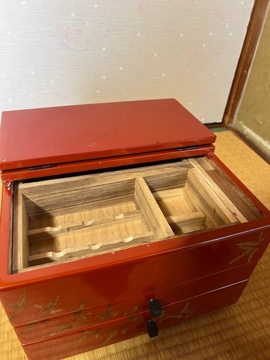 漆塗りの裁縫箱