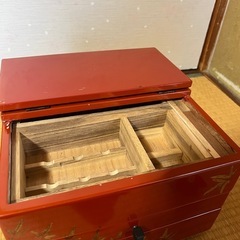 漆塗りの裁縫箱の画像