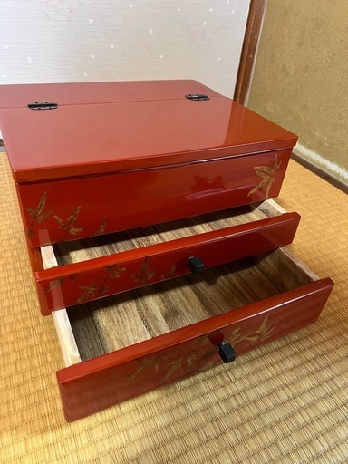 漆塗りの裁縫箱