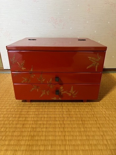 漆塗りの裁縫箱