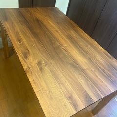 ダイニングテーブルの画像