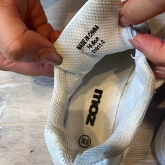 mozスニーカー白の画像