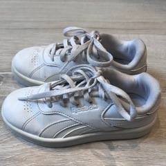 Reebok ホワイト スニーカーの画像