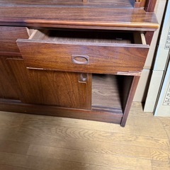 少し大きめの食器棚お譲り致します。
の画像