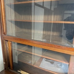 少し大きめの食器棚お譲り致します。
の画像