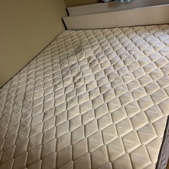 ベッド　クイーンサイズの画像