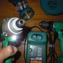 充電式　インパクトドライバー　他３セットの画像