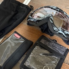 スキーゴーグルとパスケースの画像