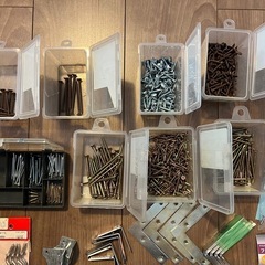 ネジやフックなどの画像