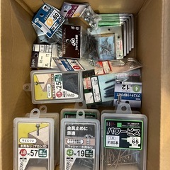 ネジやフックなどの画像