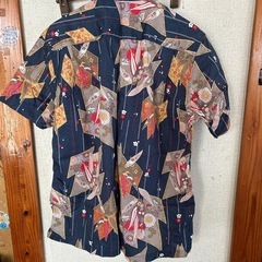 和柄のシャツの画像