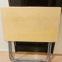 折りたたみテーブルといす椅子の画像