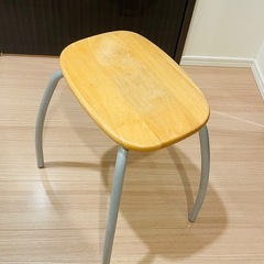 折りたたみテーブルといす椅子の画像