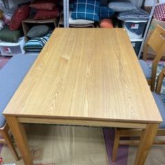 片側ベンチのダイニングセットの画像