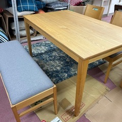 片側ベンチのダイニングセットの画像