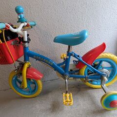 アンパンマンの幼児用自転車とヘルメットの画像