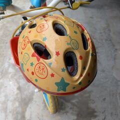 アンパンマンの幼児用自転車とヘルメットの画像