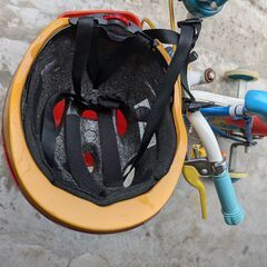 アンパンマンの幼児用自転車とヘルメットの画像