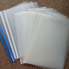 文具（中古や未使用のクリアファイルや未使用のフリクションペンなど）の画像