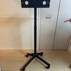 テレビスタンド＋テレビモニターの画像