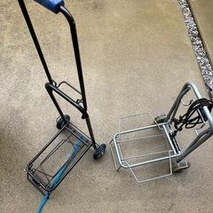 荷物を運ぶカート2台の画像
