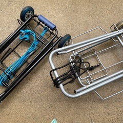 荷物を運ぶカート2台の画像