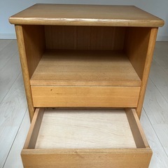 木製引き出し付き棚の画像