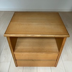木製引き出し付き棚の画像