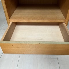 木製引き出し付き棚の画像