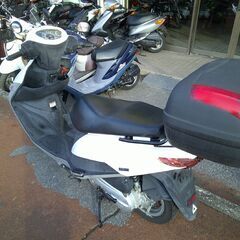 NO.5542　アドレス１２５　４サイクルエンジン　FⅠ車　リヤボックス付き　ホワイト　☆彡の画像