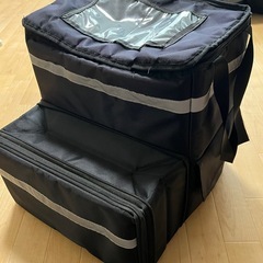 Uber eatsなどの配達バック。の画像