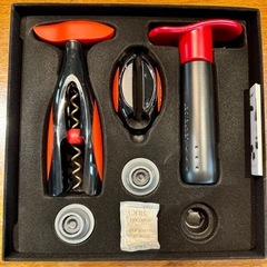 LE CREUSETのワインアクセサリー スターターセット GS-400です。 ワインオープナー、ワインポンプ、ワインストッパーが含まれており、 未使用品の画像