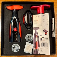 LE CREUSETのワインアクセサリー スターターセット GS-400です。 ワインオープナー、ワインポンプ、ワインストッパーが含まれており、 未使用品の画像