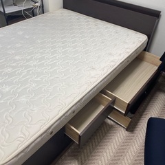クイーンベッド　マットレス　ベッドフレームの画像