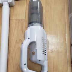 コード式クリーナーと充電式コードレス掃除機のセットの画像