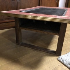 お好み焼きのテーブル　コテもあります。
の画像