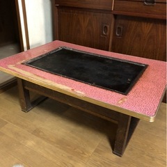 お好み焼きのテーブル　コテもあります。
の画像