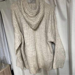 フード付きニットの画像