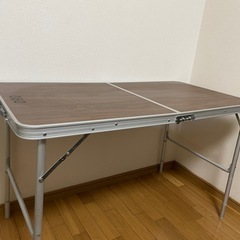 キャンプ用折りたたみテーブルの画像