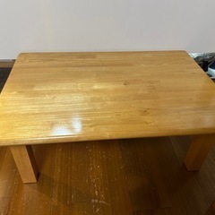 天然木製テーブルの画像