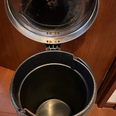 ペダル式 蓋付きダストボックス  シルバーの画像