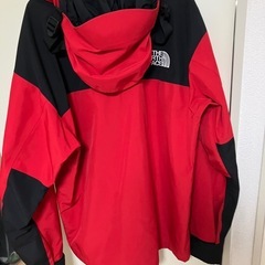 THE NORTH FACE マウンテンパーカー 赤黒の画像