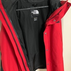 THE NORTH FACE マウンテンパーカー 赤黒の画像