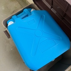 廃棄予定お早めに！！中古
灯油タンク　ポリタンク18リットル　4個　ケース付きの画像