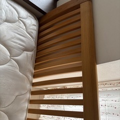 ベッドフレームとマットレスの画像