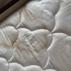 ベッドフレームとマットレスの画像