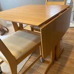 机、椅子セットの画像