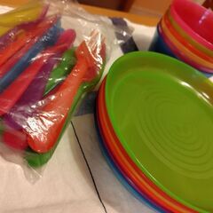 イケアKALAS　お皿やカトラリーの画像