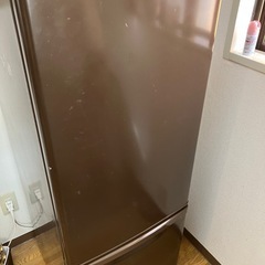 こたつテーブル、冷蔵庫、ダイニングテーブルの画像